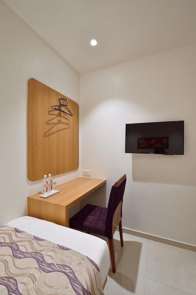 Hotel Leafio Мумбай Екстериор снимка
