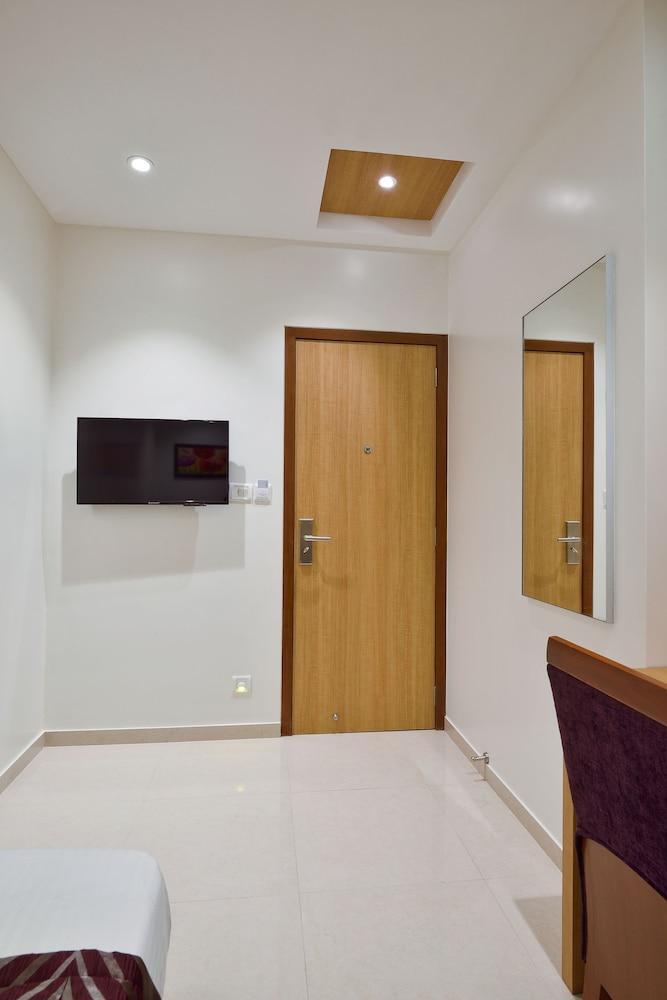 Hotel Leafio Мумбай Екстериор снимка