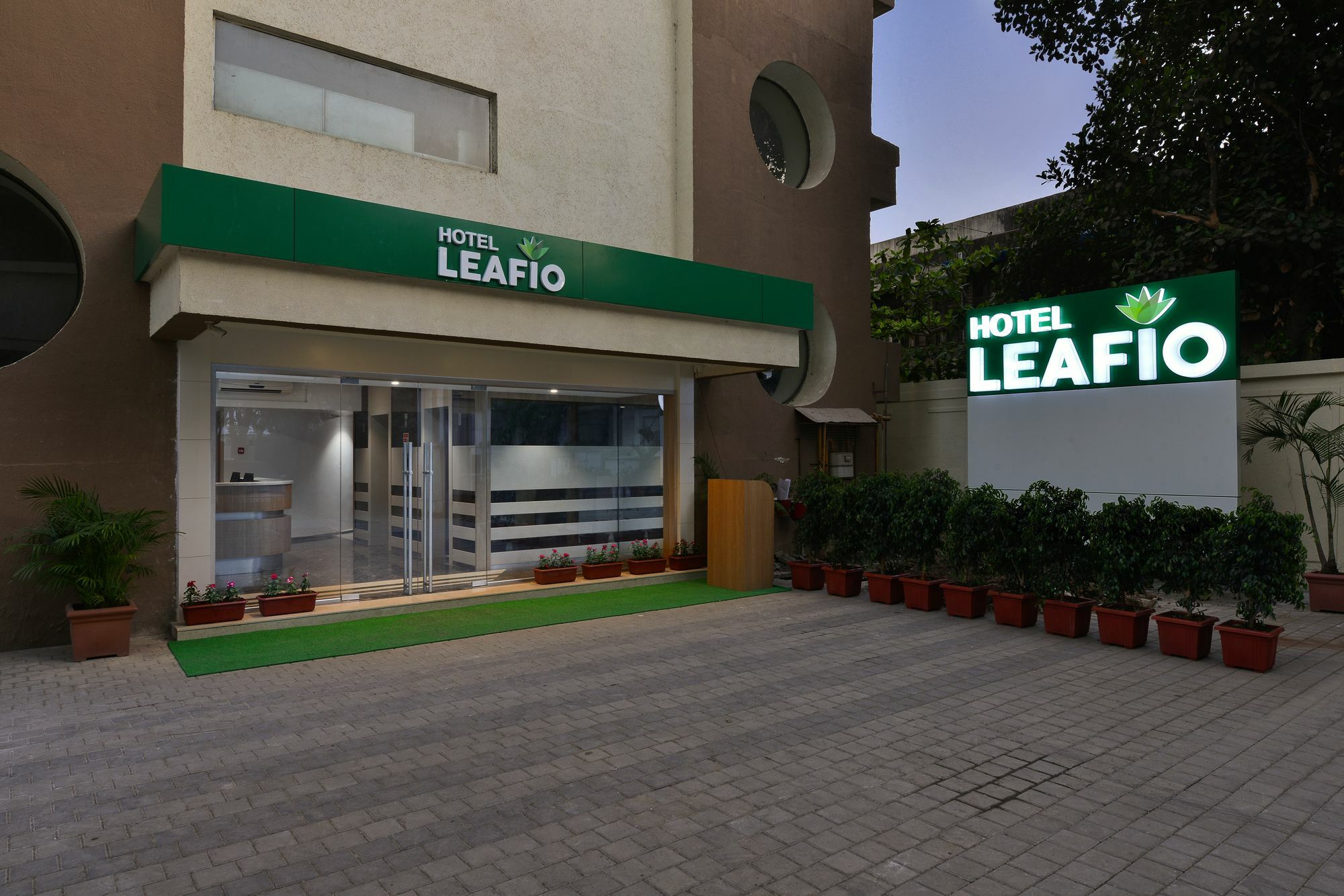 Hotel Leafio Мумбай Екстериор снимка